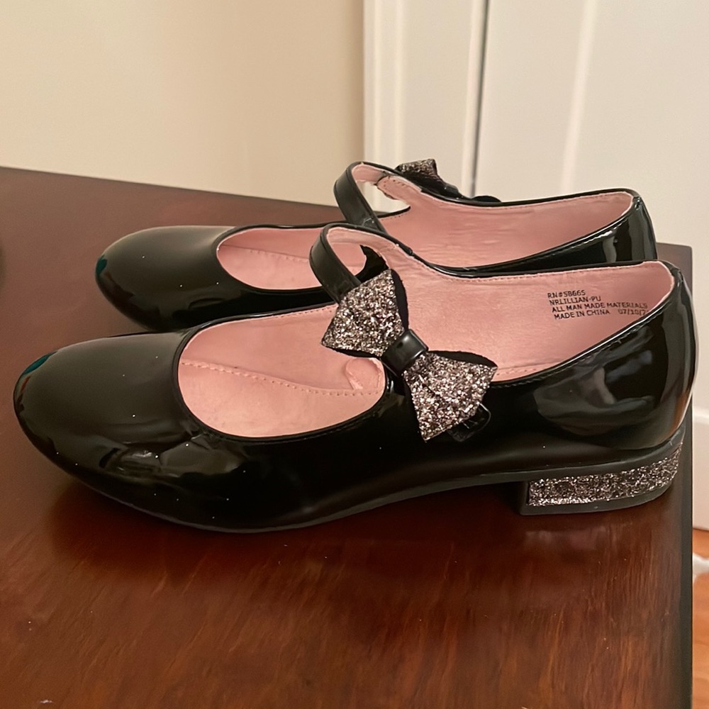 Patent leather girls shoes